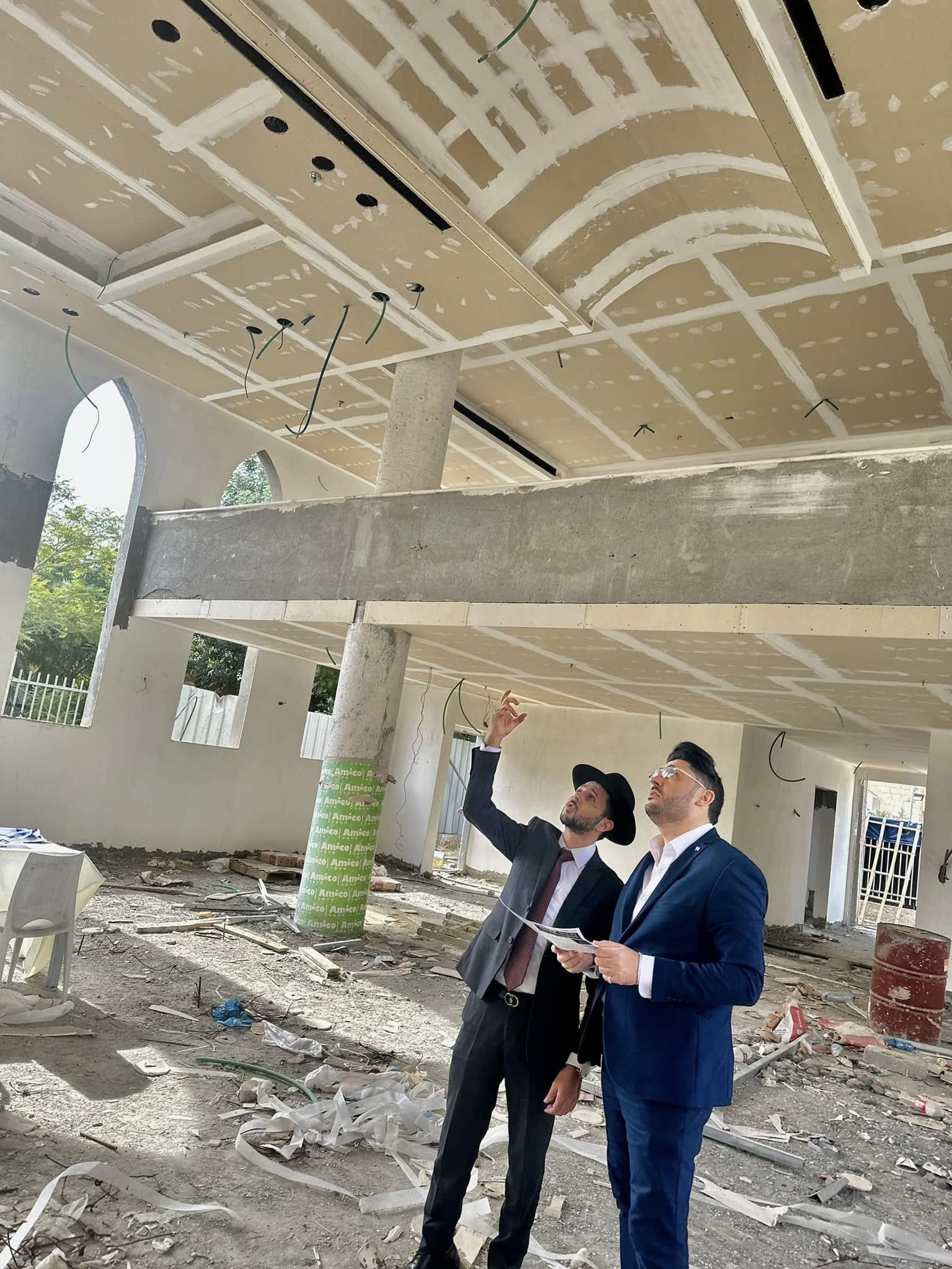 אדם שטרית והרב יהודה צומעי בוחנים את עבודות ההקמה בבית הכנסת "הרוגי מלכות"