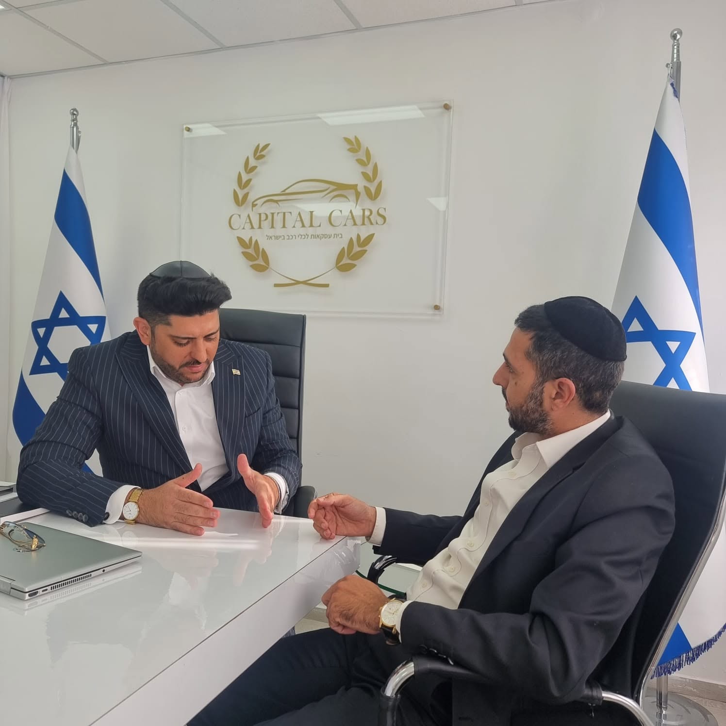 אדם שטרית והרב יהודה צומעי בשיחה במשרדי קפיטל קארס