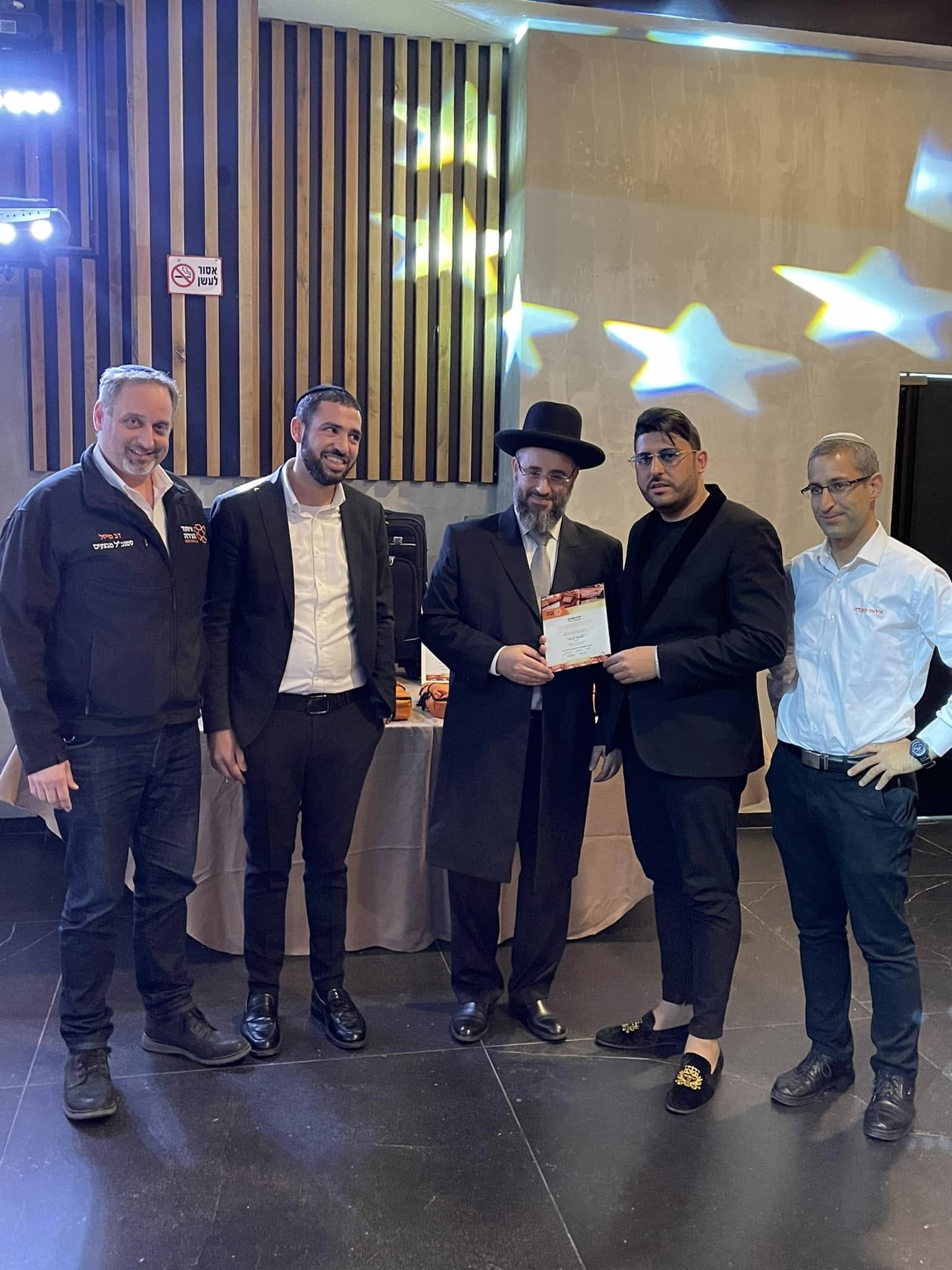אדם שטרית לצד מתנדבי איחוד הצלה ונציגי האירוע בערב ההוקרה