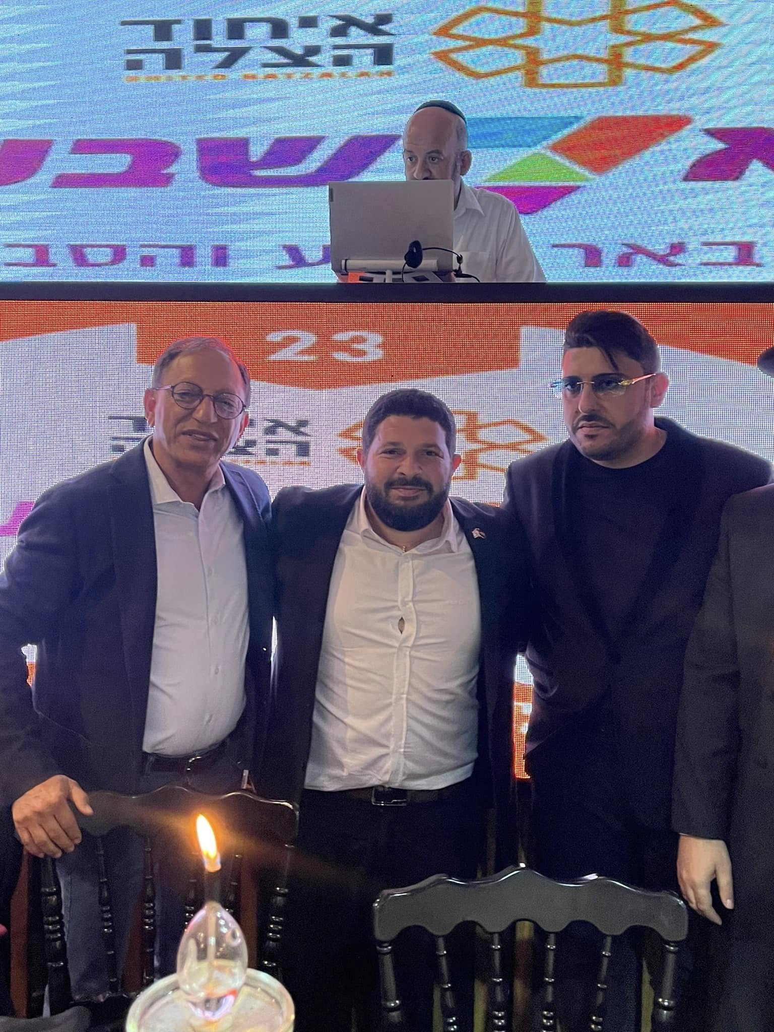 אדם שטרית ונציגי איחוד הצלה מצולמים באירוע ההוקרה