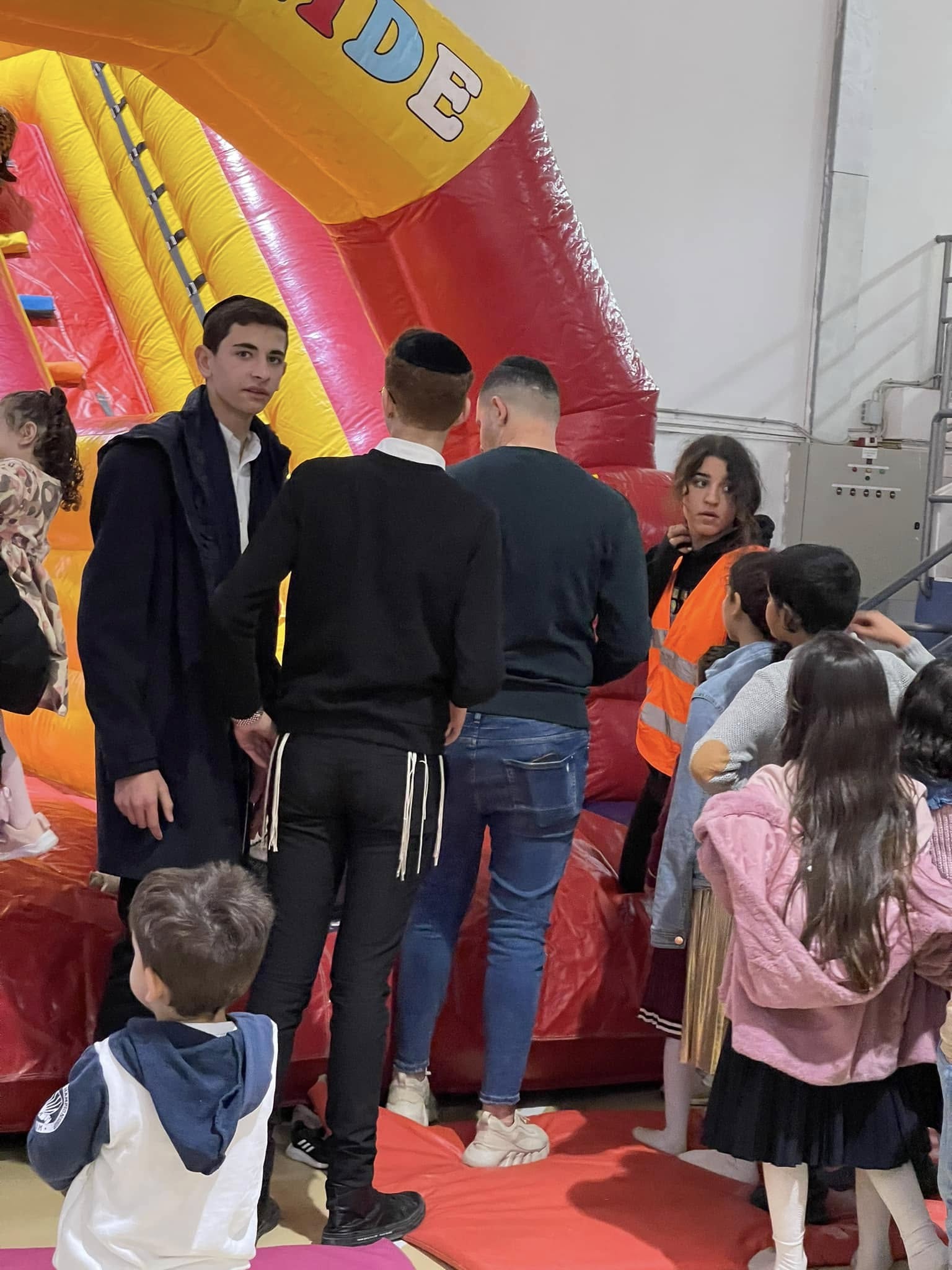 משפחות וילדים משתתפים בפעילות חנוכה של איחוד הצלה בבאר שבע