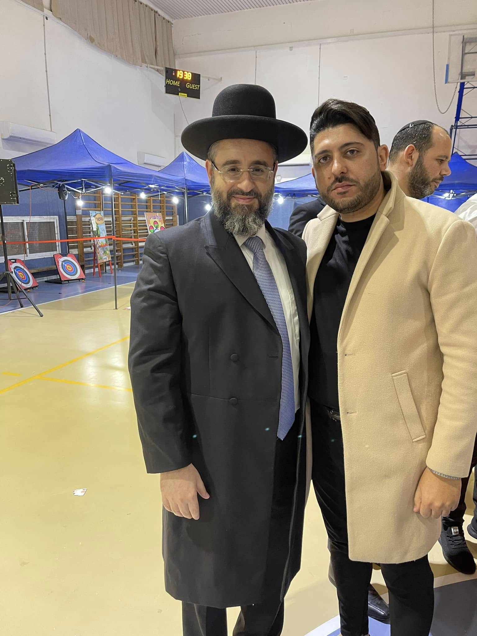 הרב גד רווח ואדם שטרית במהלך פעילות החנוכה של איחוד הצלה