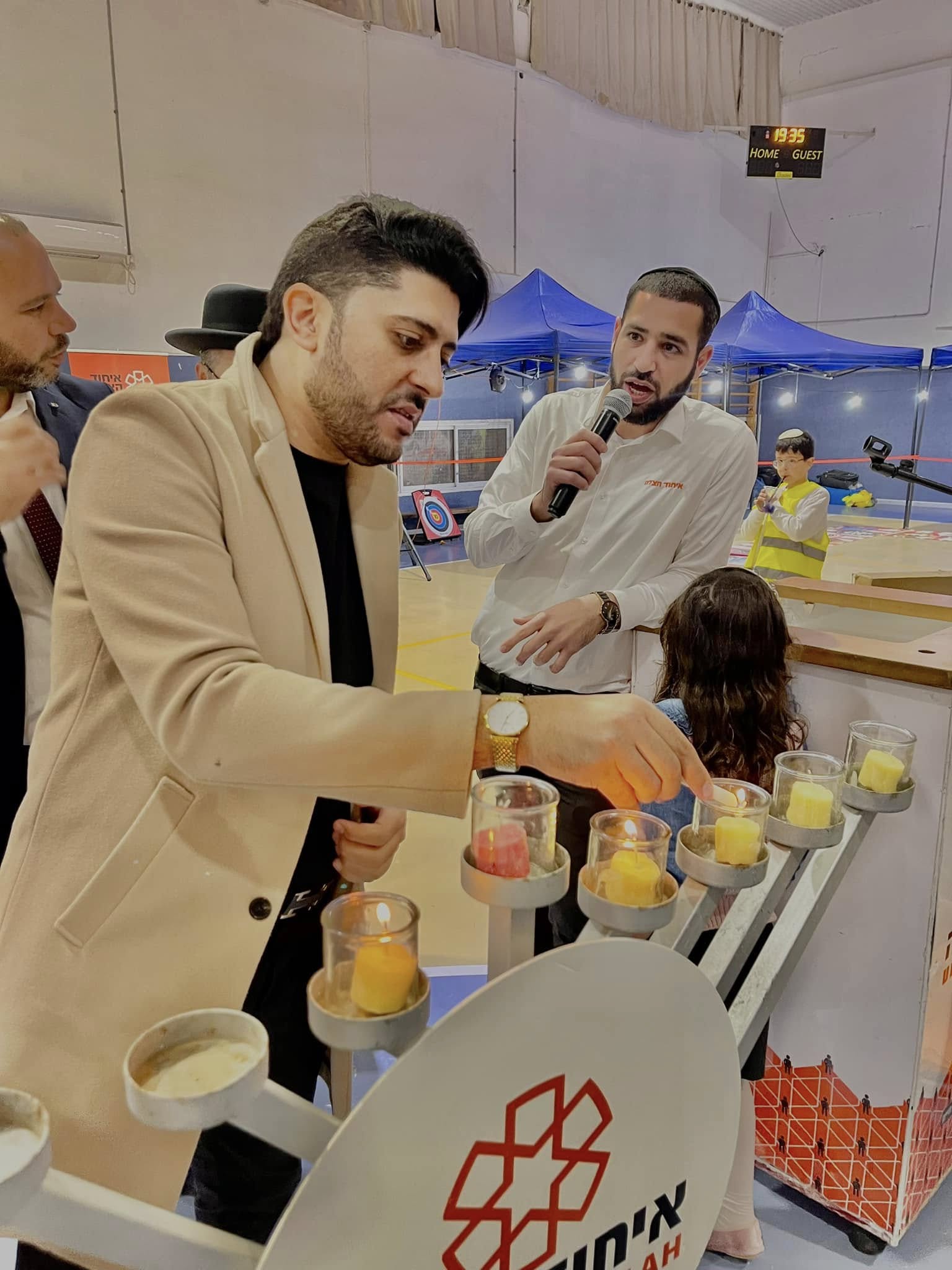 אדם שטרית משתתף בהדלקת נרות חנוכה באירוע של איחוד הצלה