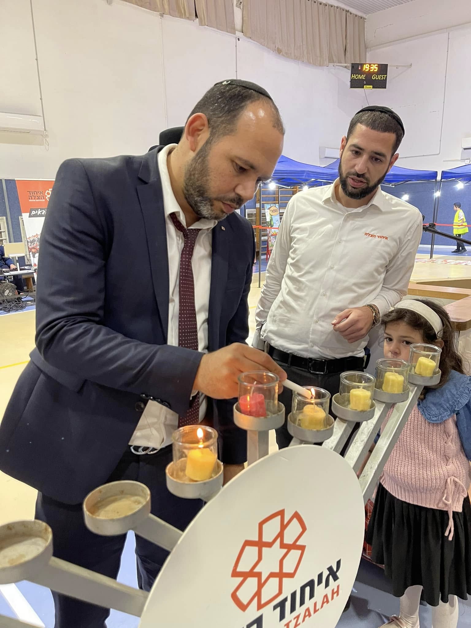 הדלקת נרות חנוכה עם מתנדבי איחוד הצלה ובני משפחותיהם