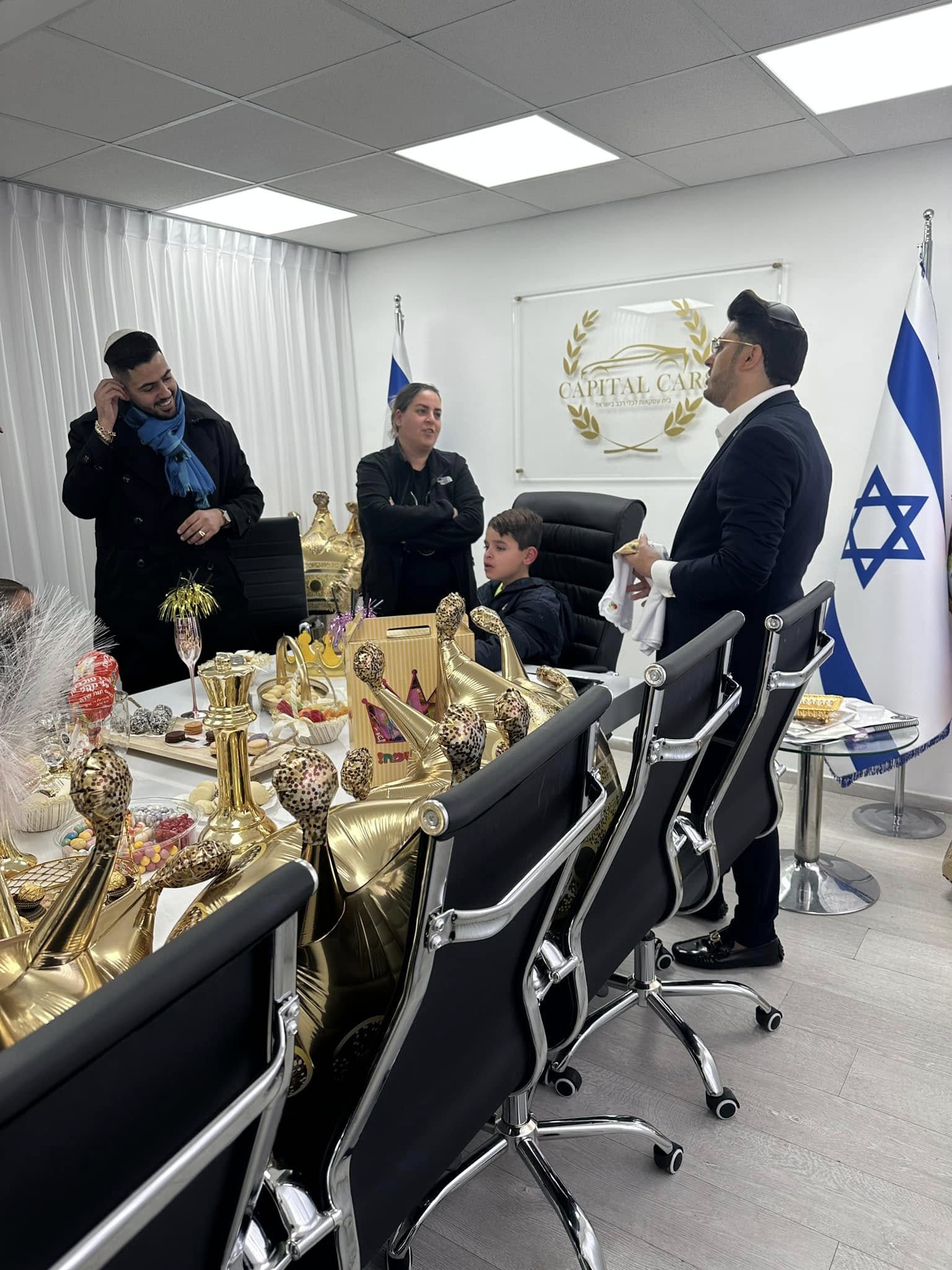 מפגש משפחתי סביב שולחן ערוך במסגרת מיזם "מלך ליום אחד"
